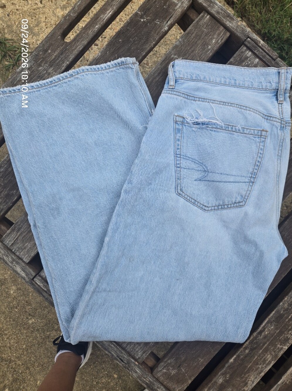 American Eagle Women's Low Rise Skater Jean Light wash 4 Short